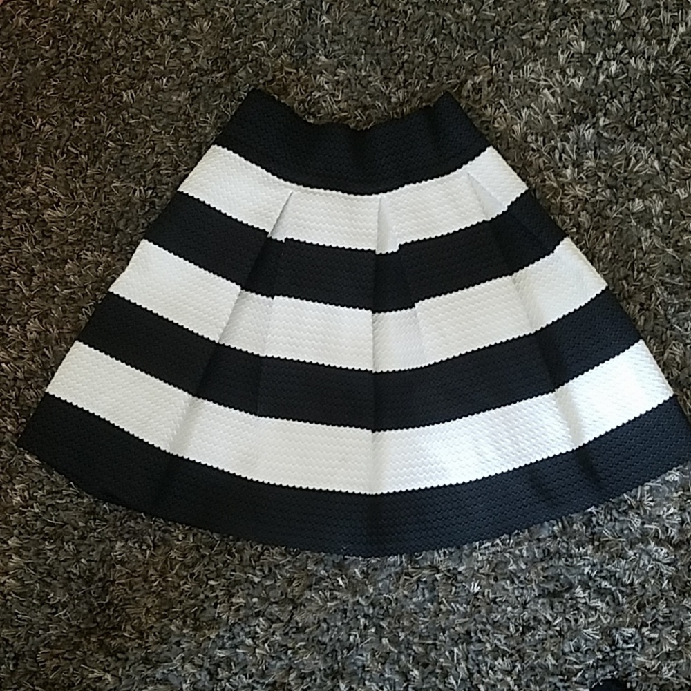 Black and white skirt sz m never worn